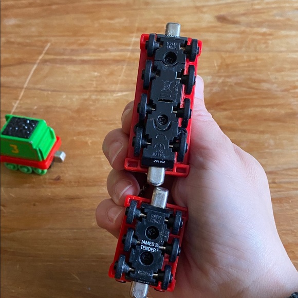 2 x Thomas & Friends Metal Take n Play Trains “Henry” and “James” - Picture 6 of 7